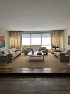 Como identificar e comprar móveis antigos de design internacional